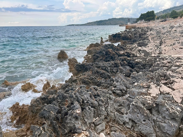 Texture d'arrière-plan de la côte de la mer en pierre humide Une texture abstraite grungy et altérée de pierres grises sur le littoral