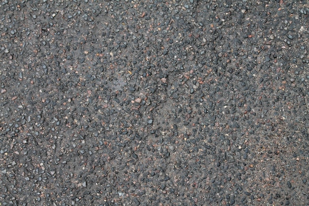 Texture d'asphalte humide avec des pierres