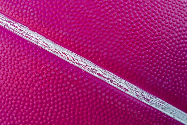 La texture d'un ballon de basket avec une couleur violette se bouchent