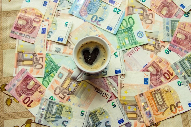 Photo texture des billets de banque et une tasse de café