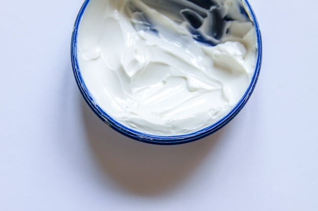 Texture blanche crème cosmétique dans un récipient en plastique
