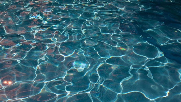 Texture bleue abstraite de l'eau de la piscine avec des reflets