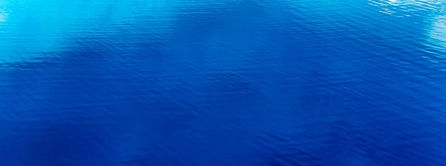 Texture bleue de l'eau sur la surface d'un lac bleu clair