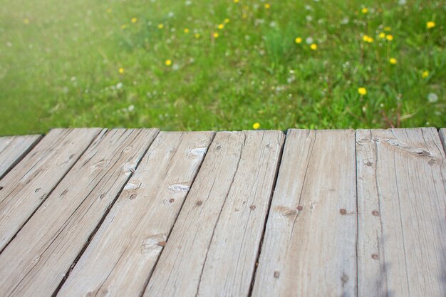 Texture en bois dans le contexte d&#39;une herbe verte. Motif de printemps et d&#39;été