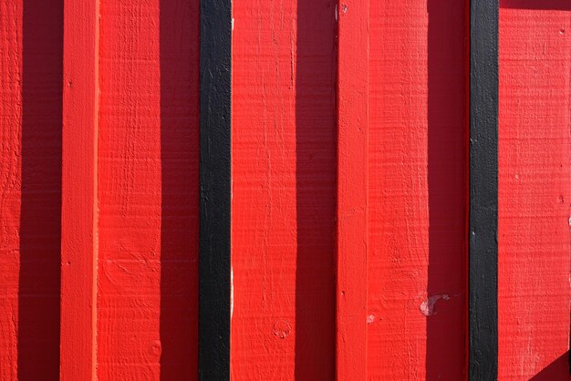 Texture bois rouge et planche de bois fond noir ombre