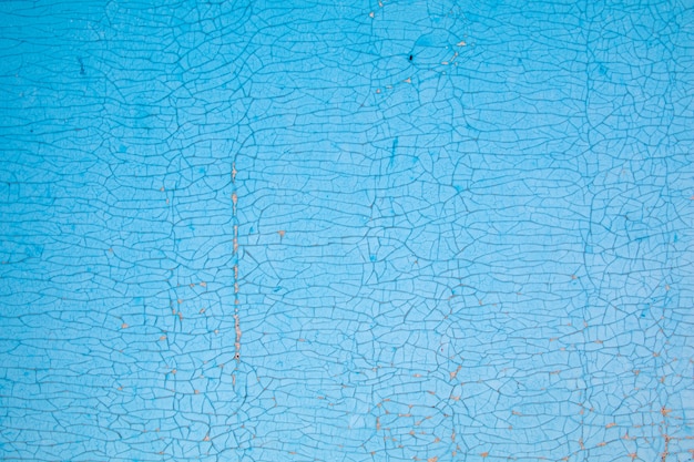 Texture en bois avec de la vieille peinture bleue fissurée