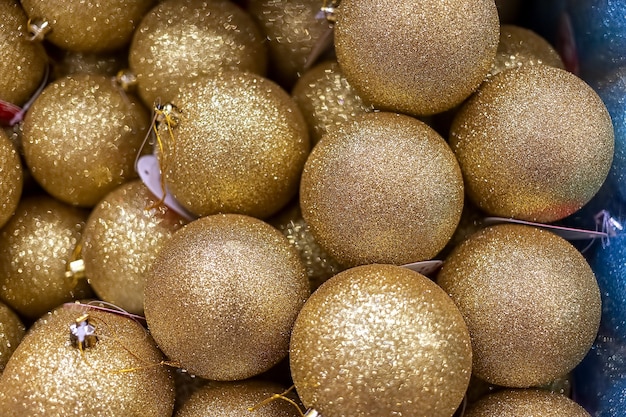 texture des boules brillantes dorées de noël. Décoration de Noël pour le nouvel an et Noël. fermer. flou artistique