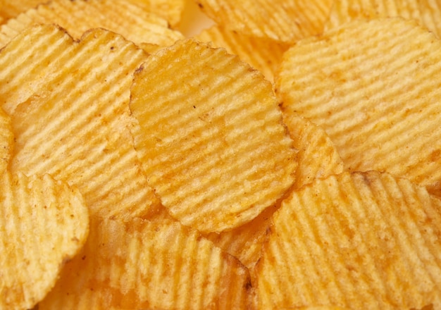 Texture de chips ondulées rondes de pommes de terre frites, full frame