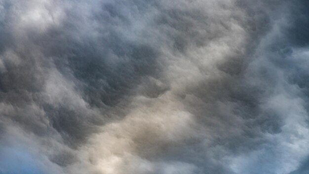 Texture de ciel nuageux dramatique bleu vif