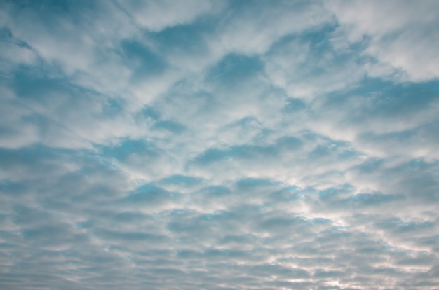 Texture d&#39;un ciel nuageux sombre à l&#39;aube