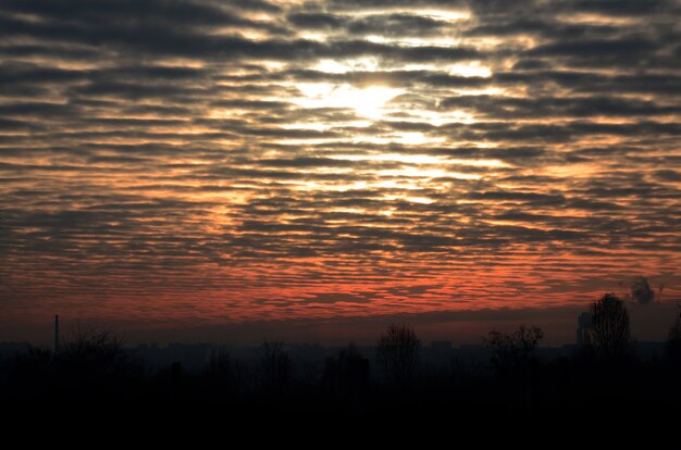 Texture d&#39;un ciel nuageux sombre à l&#39;aube