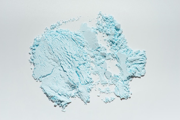 Texture de cosmétiques sur fond blanc Masque de poudre de poudre bleue