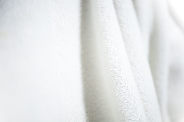 Texture de couverture hirsute blanche comme toile de fond. Fausse fourrure textile moelleuse.