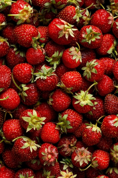 la texture de délicieuses fraises rouges. Fraises sur la table