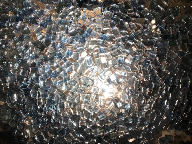 La texture du beau verre brillant a mis en évidence des fragments de pierres précieuses de diamant