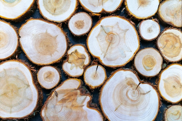 Texture du bois rond. Le mur est recouvert de bois non traité.