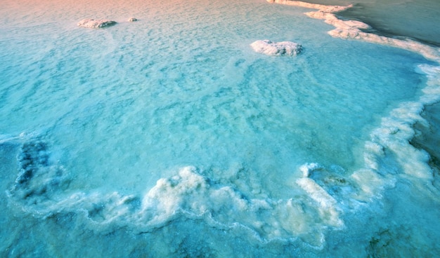 Texture du bord de mer salé de la mer Morte au lever du soleil