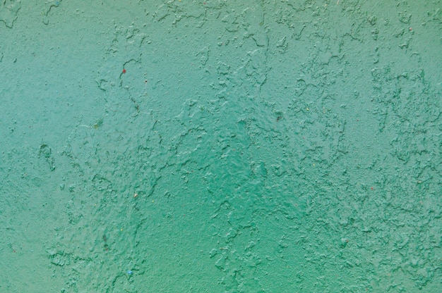 La texture du métal de fer peint en vert vif de la peinture écaillée de l'ancien ancien fissuré rayé battu