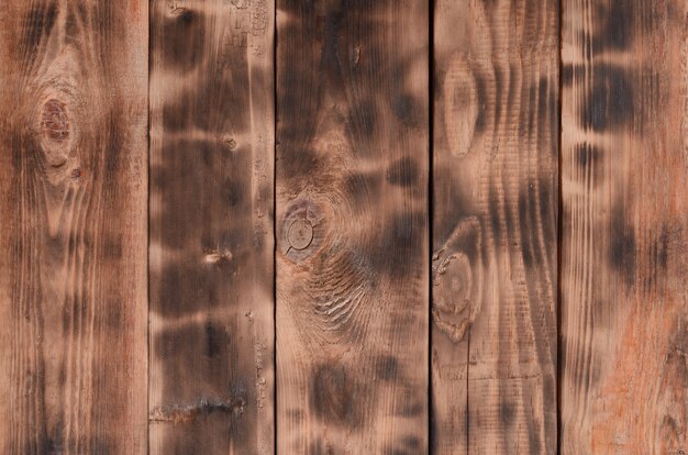 La texture du mur en bois brûlé.