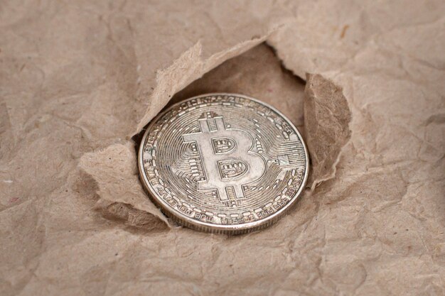 La texture du papier kraft froissé et du bitcoin