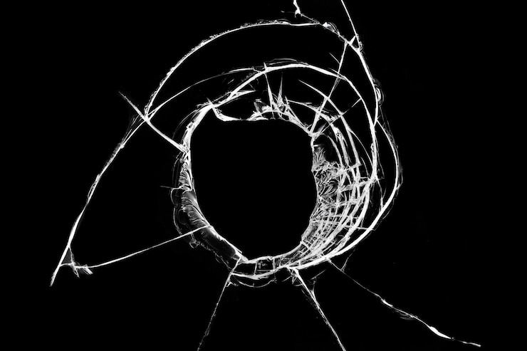 Photo la texture du verre brisé l'abstraction des fissures dans une fenêtre endommagée