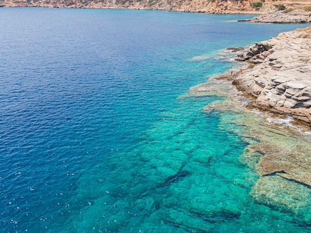 Texture de l'eau azur surface transparente de la mer avec un fond rocheux Vue aérienne fond bleu naturel