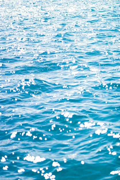 Texture de l'eau de mer bleue fond de vagues de l'océan sombre comme nature et conception environnementale