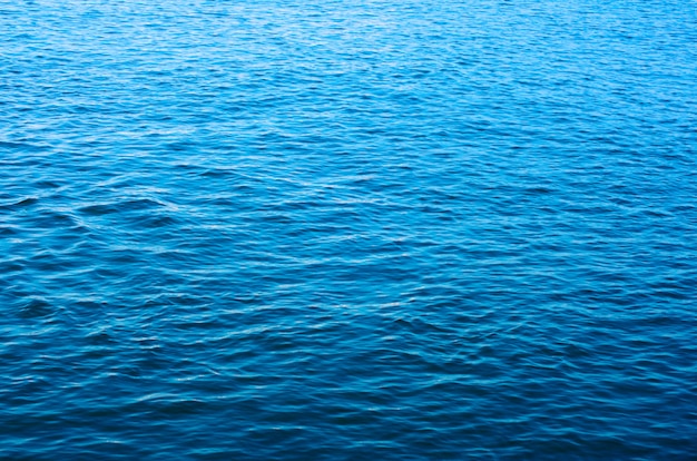 Texture de l'eau de mer bleue