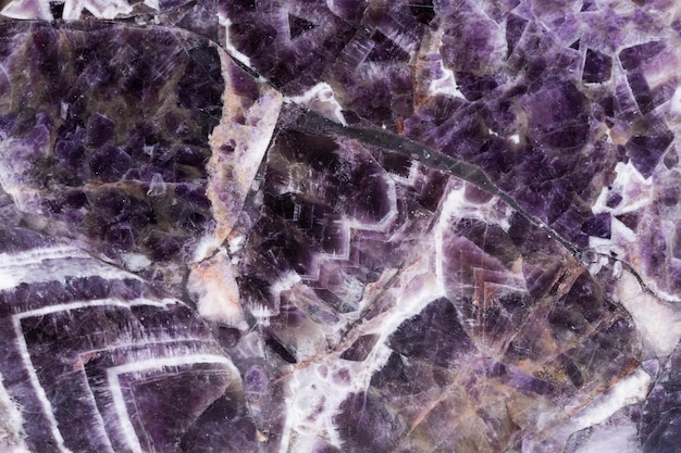 Texture élégante d'améthyste violette avec des fissures sur la surface