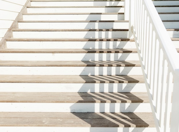 texture d'escalier avec ombre en journée ensoleillée sur la plage