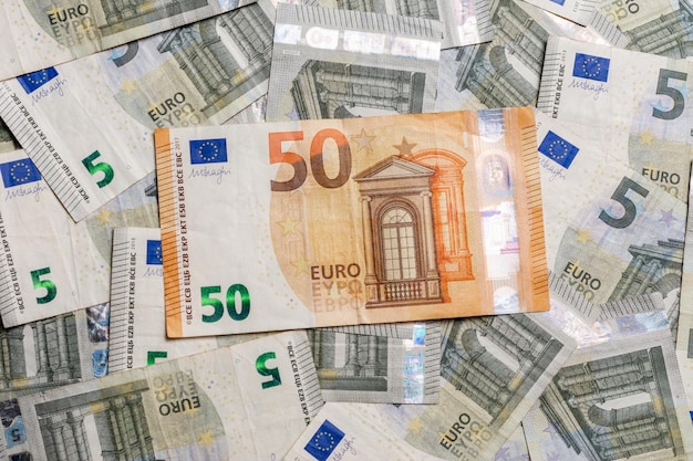 La texture extraordinaire de la monnaie européenne 50 euros l'emportent sur 5 euros