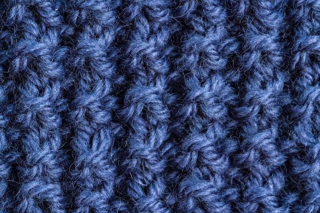 La texture d'un fil bleu tricoté. Tricot et vêtements d'hiver