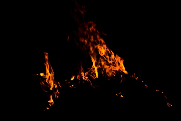 Texture de flammes de feu sur fond noir