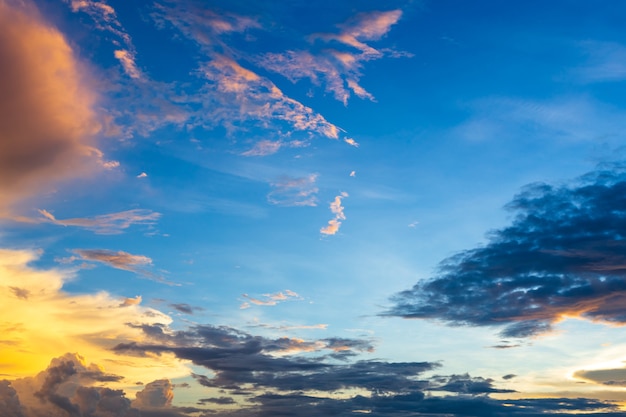 Texture de fond de ciel bleu avec le coucher du soleil de nuages ​​blancs.