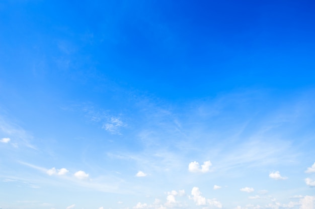 texture de fond de ciel bleu avec des nuages blancs.