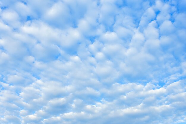 Texture de fond de ciel bleu avec des nuages blancs.