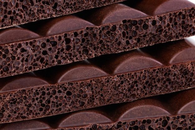 Texture de fond de gros plan de chocolat poreux au lait.