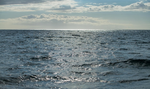 Texture de fond de mer d'été de la surface de l'eau brillant motif d'ondulation de l'eau bleue