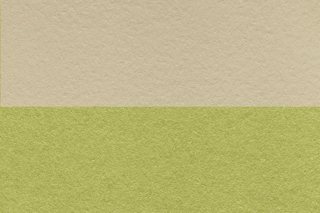 Texture de fond de papier beige et vert clair craft moitié deux couleurs macro Vintage carton olive kraft