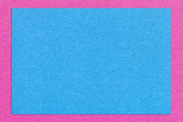 Texture de fond de papier de couleur bleu clair artisanal avec macro de bordure violette Structure de carton kraft dense vintage