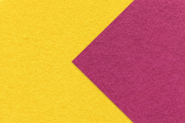 Texture de fond de papier jaune demi-deux couleurs avec macro de flèche violette Craft carton doré