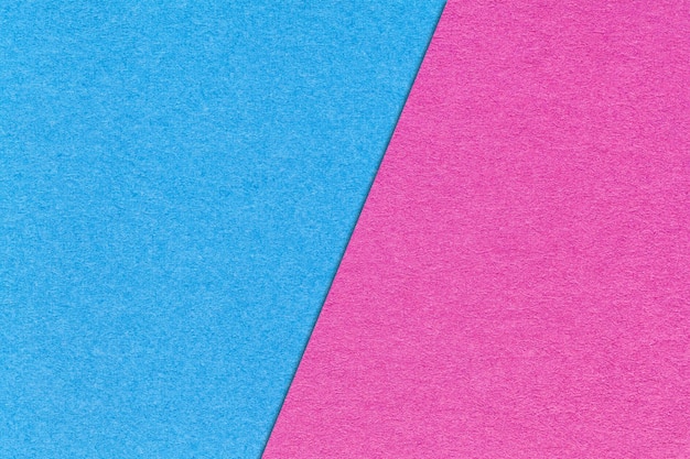 Texture de fond de papier kraft bleu clair et lilas moitié deux couleurs macro Structure de carton magenta