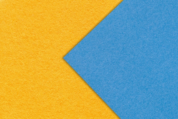 Texture de fond de papier orange et bleu demi-deux couleurs macro Palette tendance jaune et ciel Structure de carton kraft dense Toile de fond en feutre gros plan