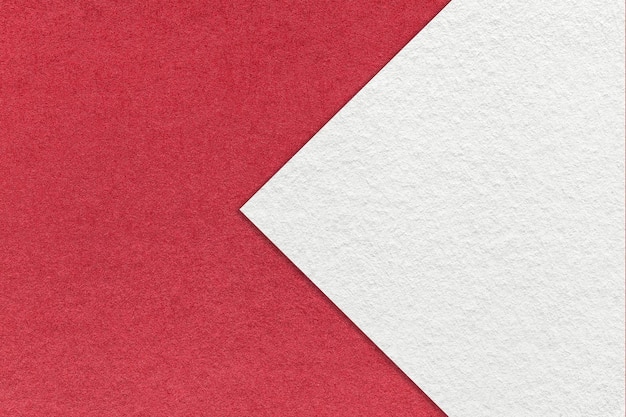 Texture de fond de papier rouge demi-deux couleurs avec macro de signe de flèche blanche Structure de carton rubis artisanal