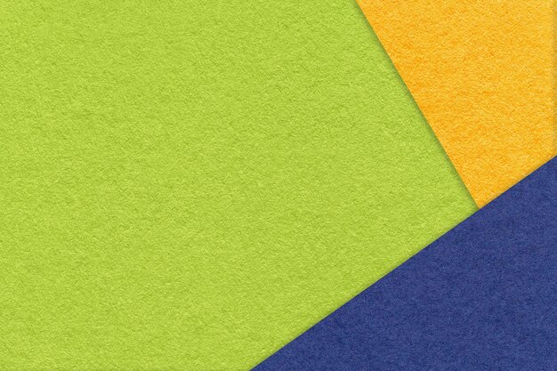 Texture de fond de papier vert artisanal avec bordure jaune et bleue Carton abstrait vintage