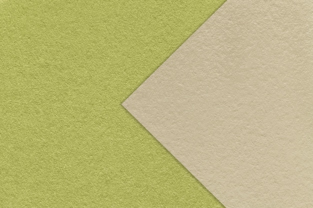 Texture de fond de papier vert artisanat demi-deux couleurs avec macro de flèche beige carton d'olive Kraft