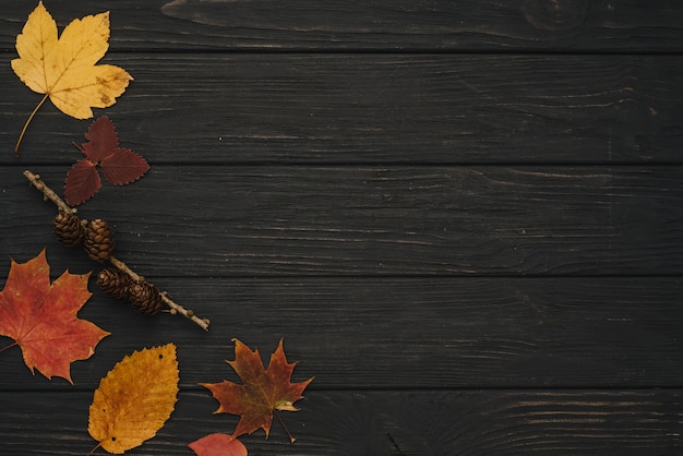 Texture de fond avec vieille table en bois et feuilles d'automne jaunes. Vue de dessus