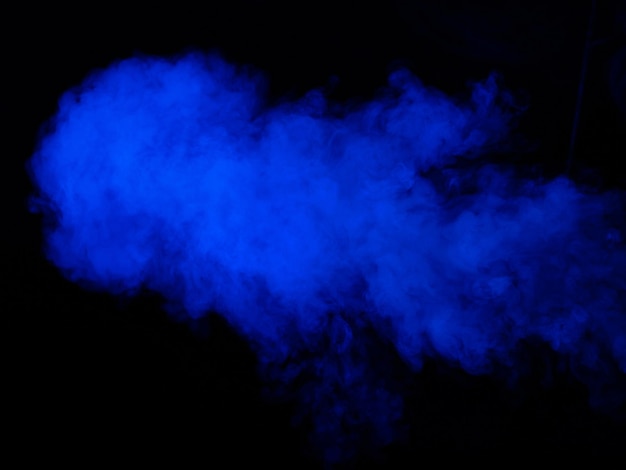 Texture de fumée bleue sur fond noir