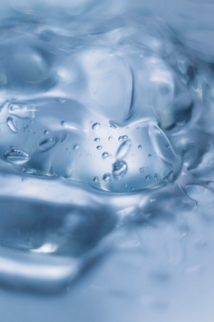 Texture gel de sérum cosmétique. crème transparente pour les soins de la peau sur fond de bulles.