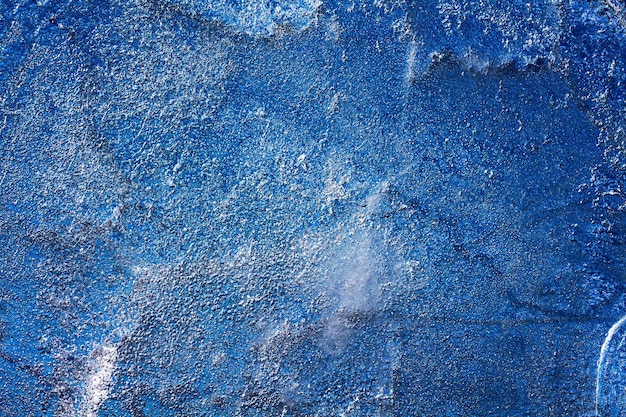 Texture de glace avec des bulles congelées et des fissures sur fond bleu foncé. Beau fond décoratif abstrait. Conception abstraite élégante pour les emballages, les cadeaux, les tissus, les textiles, l'ameublement. Modèle d'hiver.